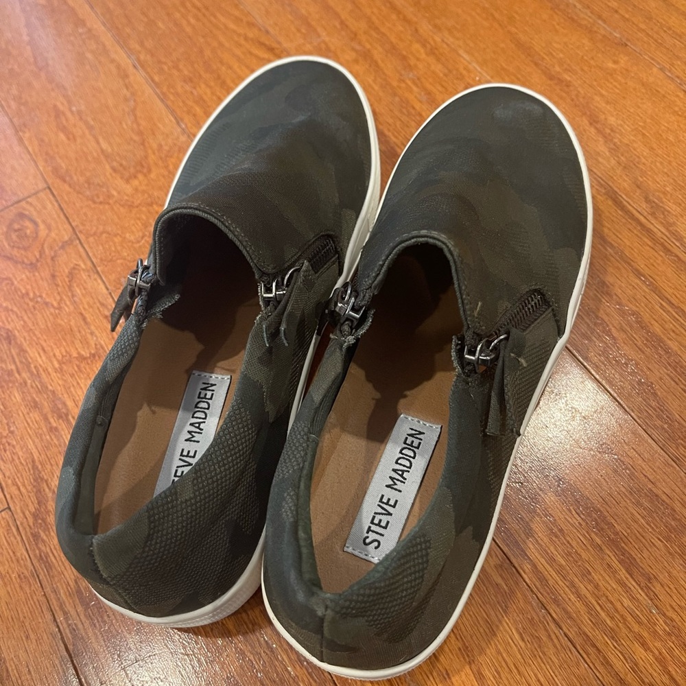 Steve Madden Slide On